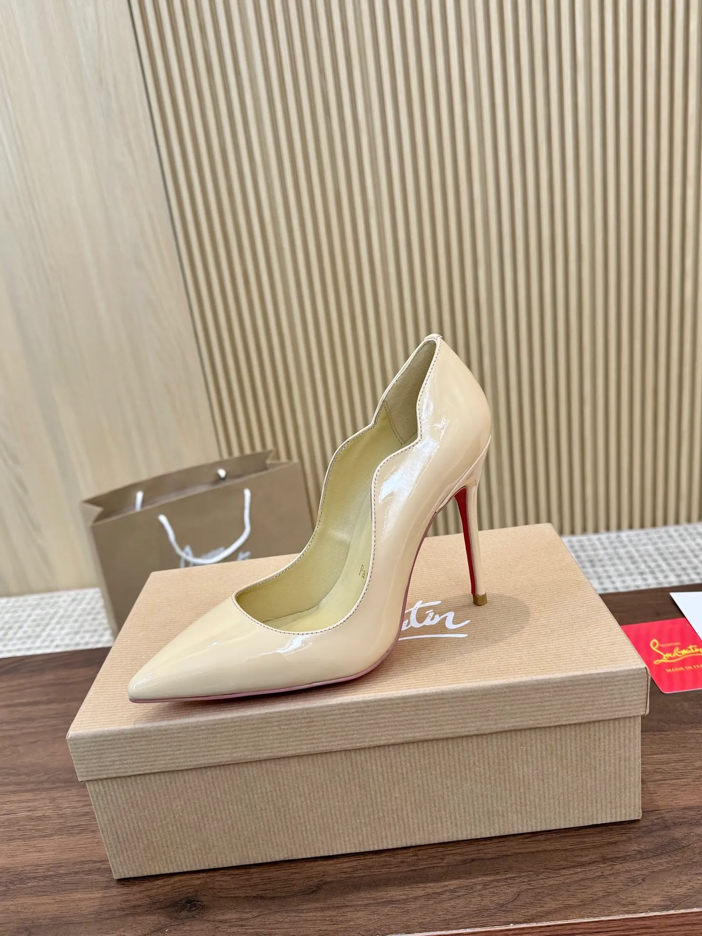 👟👟Ex-factory price 440 👟👟 Genuine leather sole +40 shipped all year round 💝Christian Louboutin CL👠 "Imported cow patent leather💎 series" noble and luxurious, real blingbling👟👟 real materials, all customized by the pattern maker, and the materials are made of original customized materials, achieving the taste of the original 5 color options💍 Upper: imported 👉cow patent leather💪 lining: sheepskin foot pad/lining code number: 34-40.41.42 heel height: two options: 10.5cm and 8.5cm